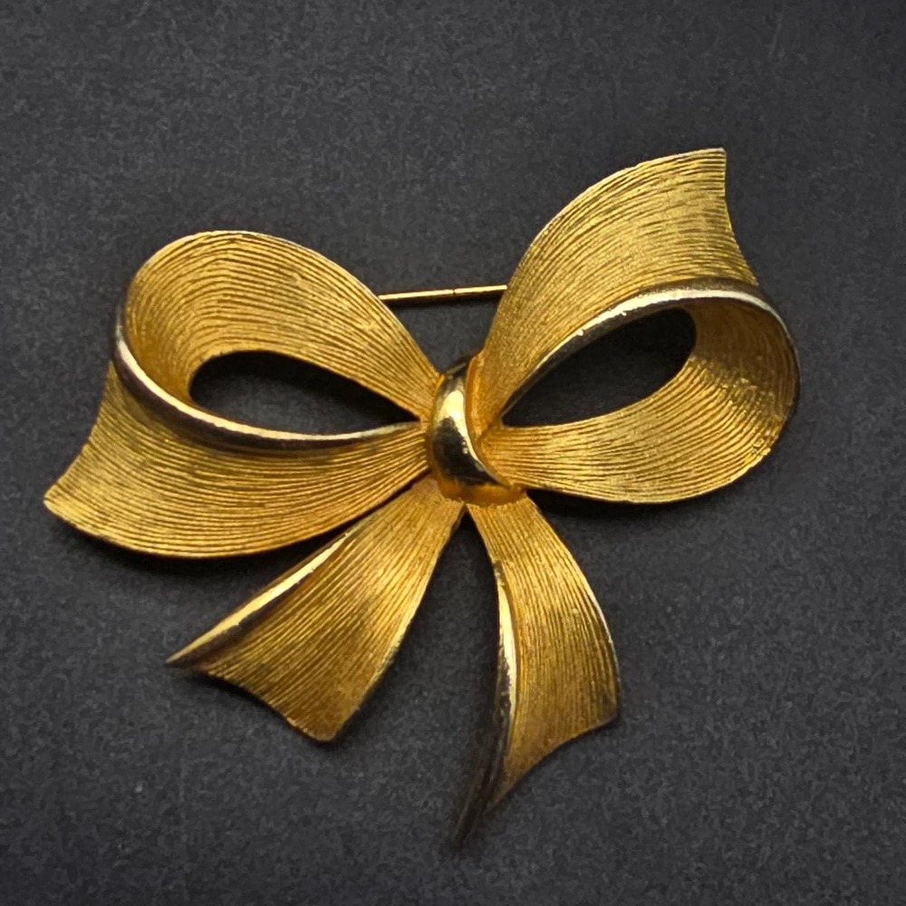 Gold Tone Ribbon Bow Brooch Vintage Costume Jewelry Timeless Classic Holiday